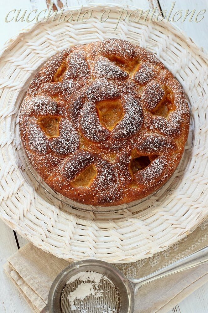 Torta di rose alla confettura di pesche, amaretti e rum
