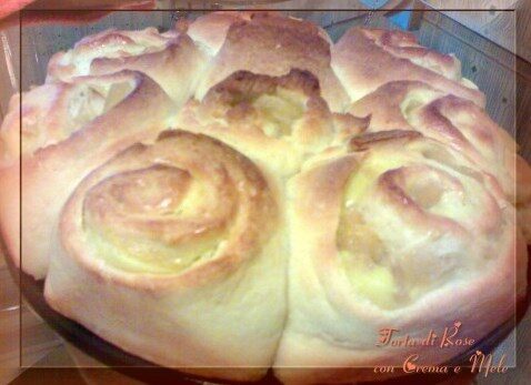Torta di rose con crema e mele