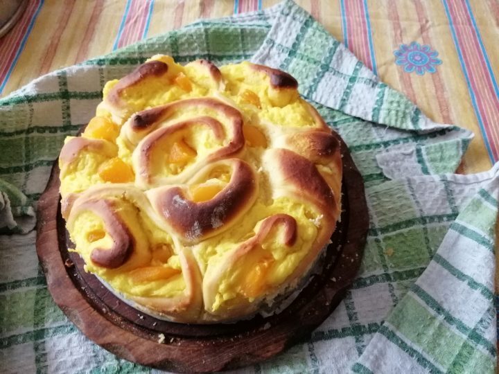 Torta di rose con crema e pesche