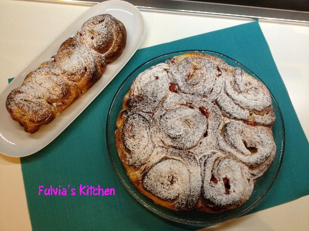 Torta di rose con crema pasticcera e fragole