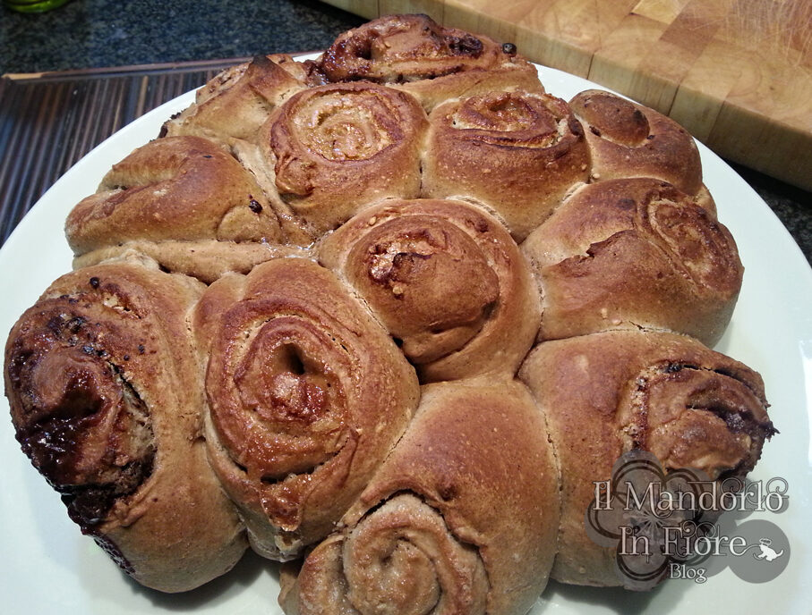 Torta di rose con farina nera e crema al burro