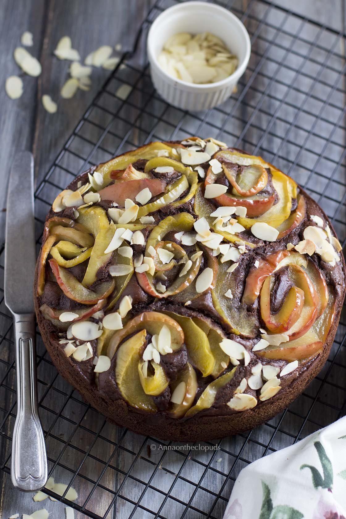 Torta di rose di mele, cioccolato e mandorle