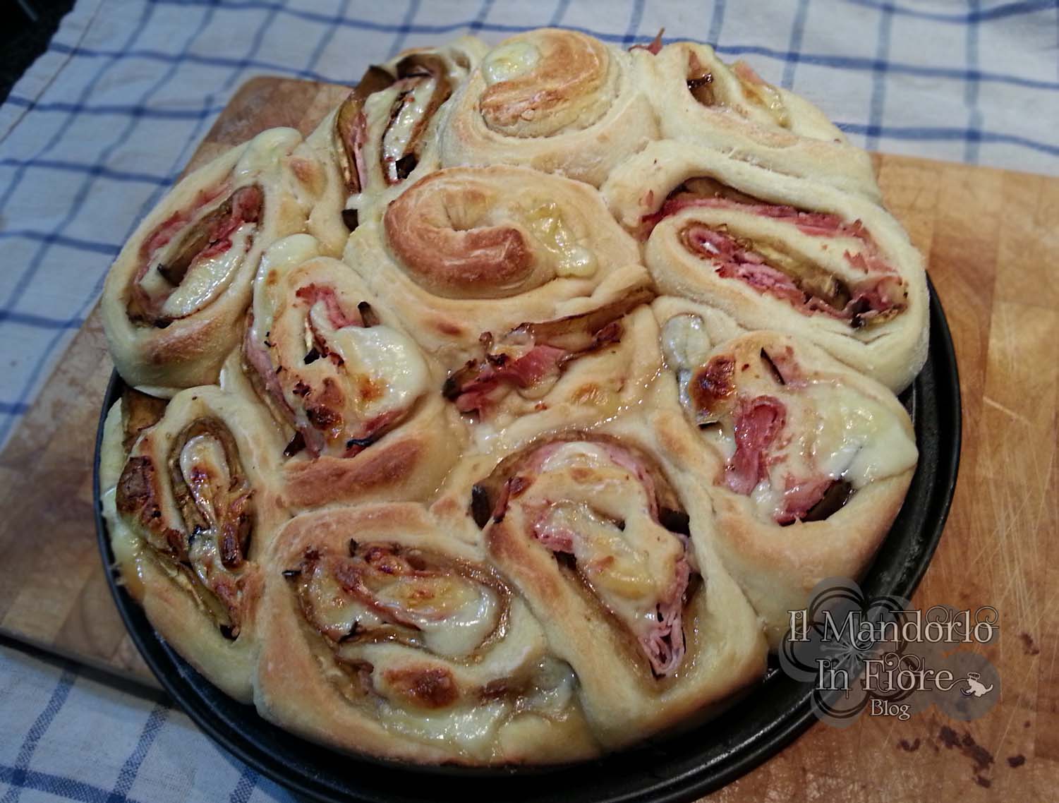 Torta di rose prosciutto e mozzarella