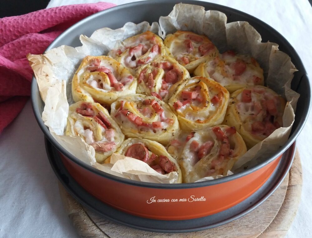 Torta di rose salata con prosciutto cotto e wurstel