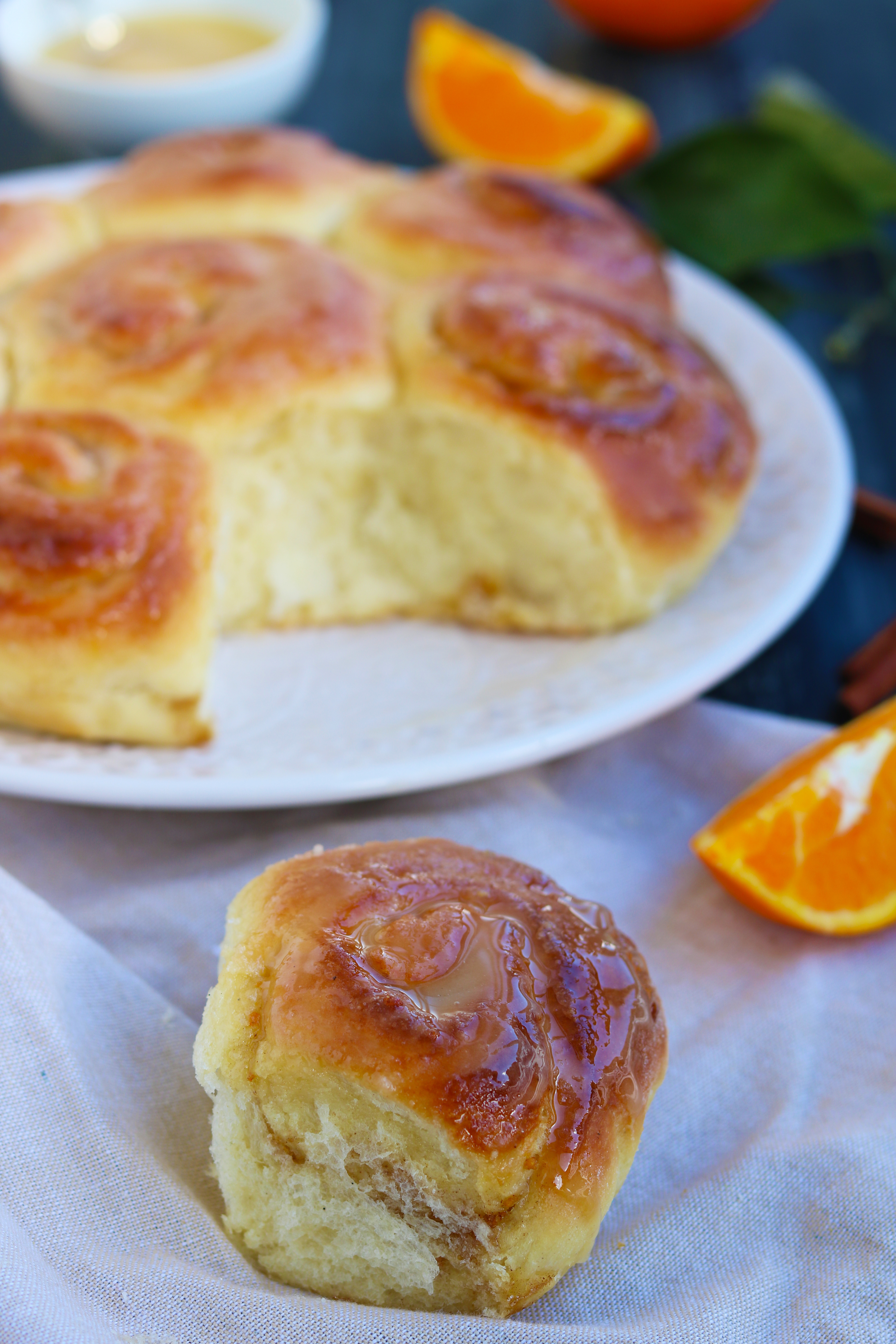 Torta di rose soffice al miele, arancia e cannella