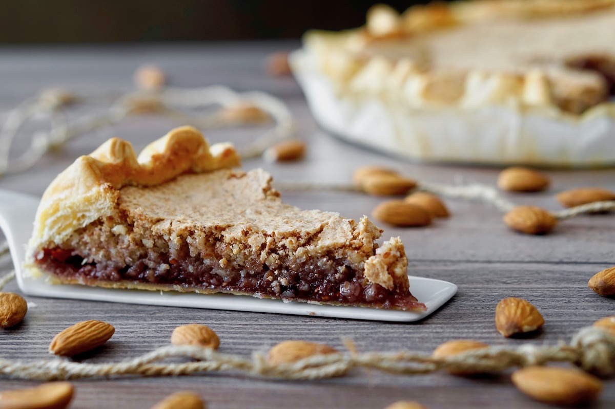 Torta di sfoglia alle mandorle e marmellata