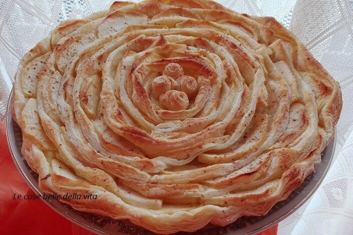 Torta di sfoglia con crema e mela