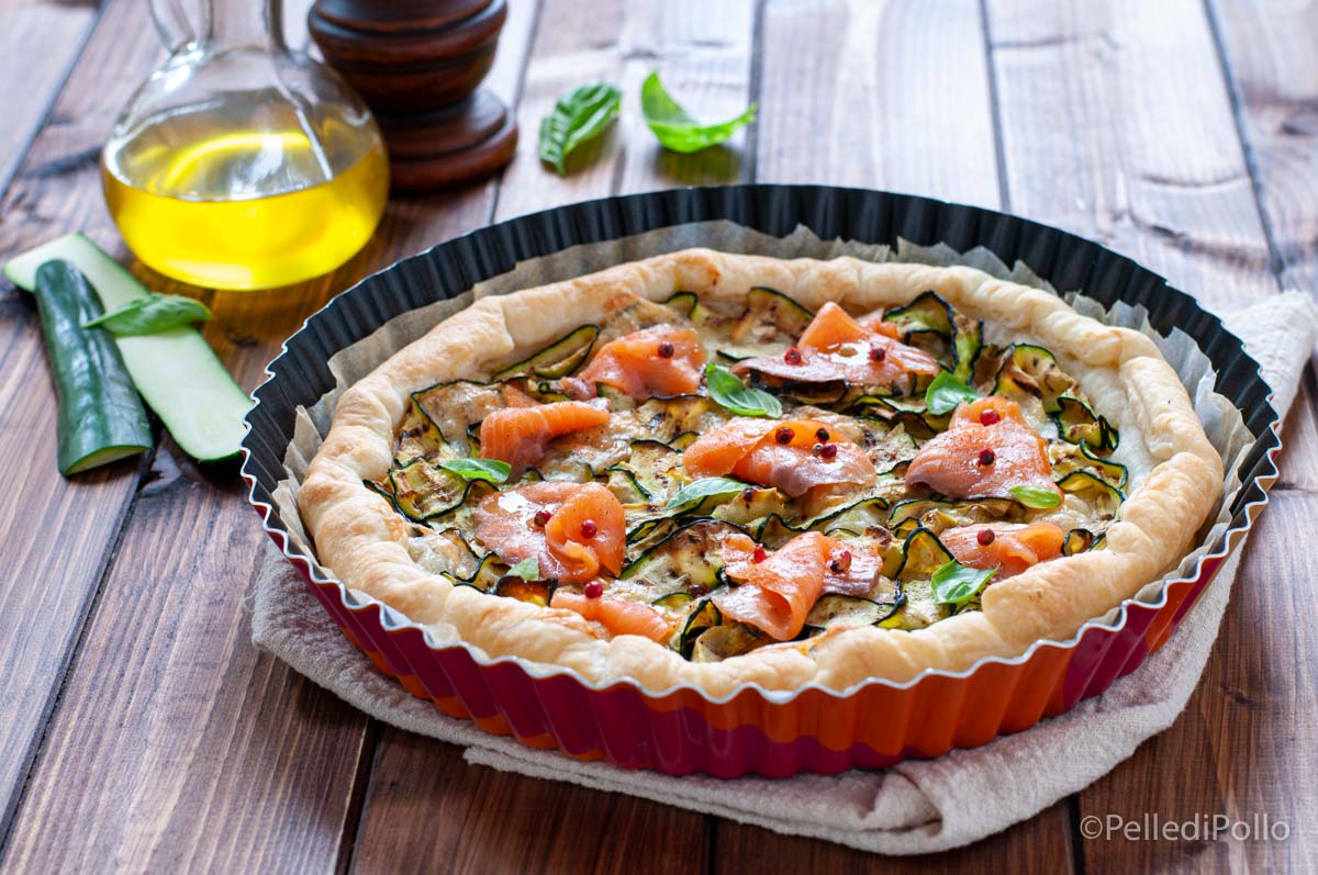 Torta di sfoglia con zucchine grigliate e salmone