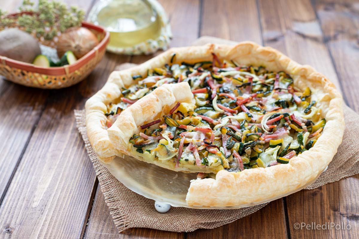 Torta di sfoglia con zucchine, patate e speck