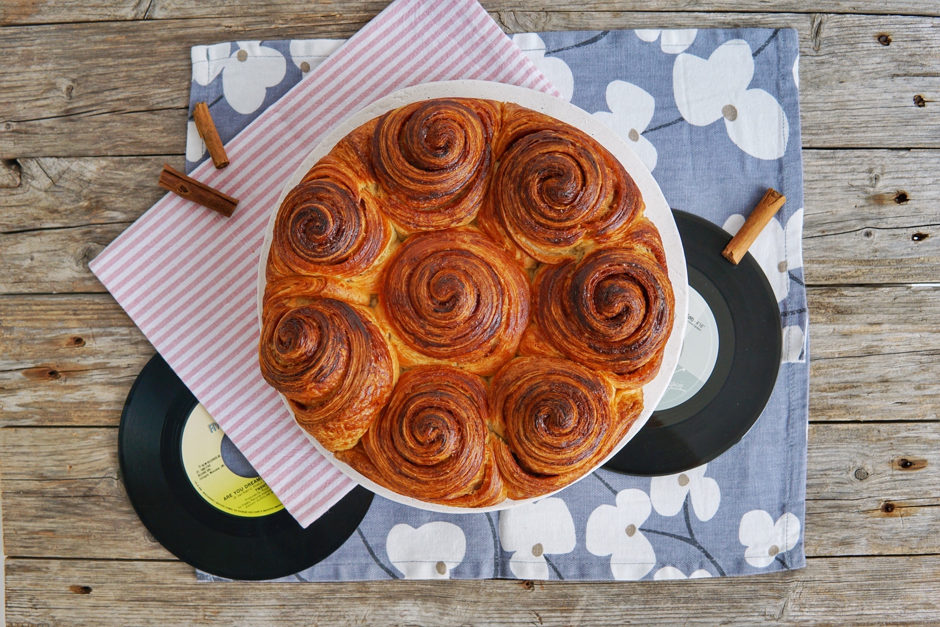 Torta di sfoglia lievitata alla cannella