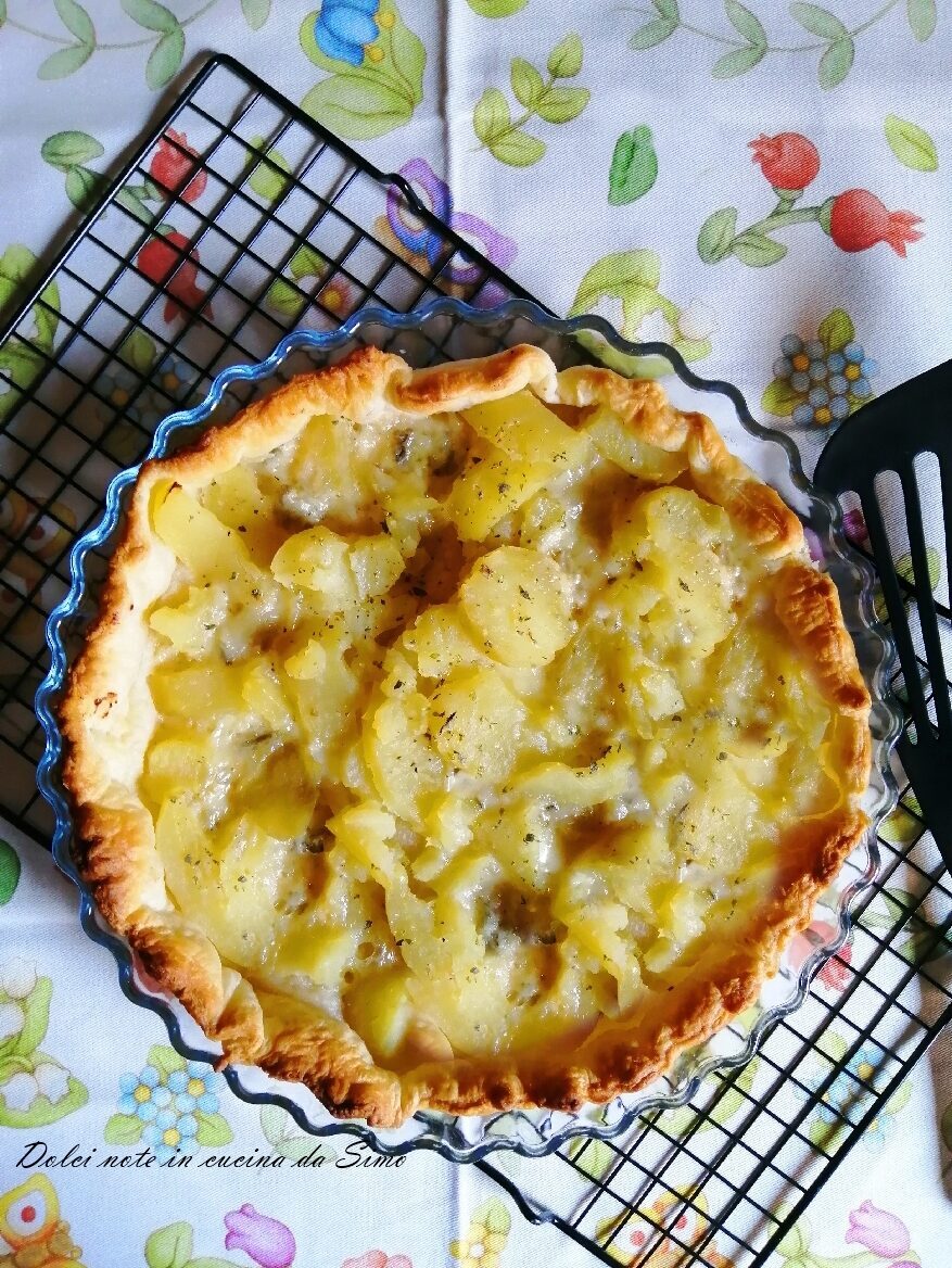 Torta di sfoglia salata con patate e gorgonzola