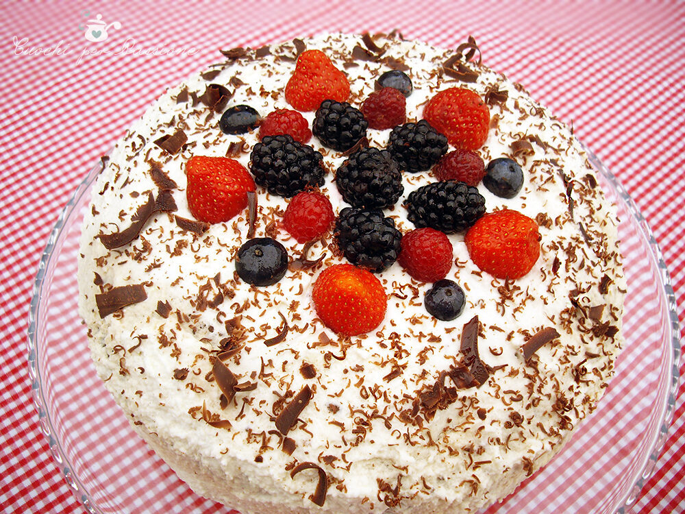 Torta doppio cioccolato con panna e frutti di bosco