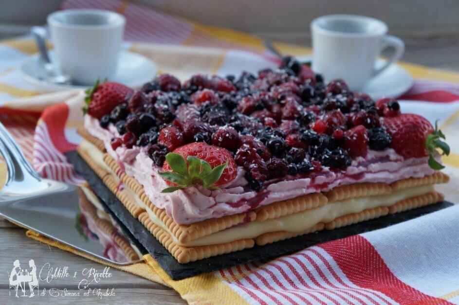 Torta due creme con frutta rossa senza cottura nel forno