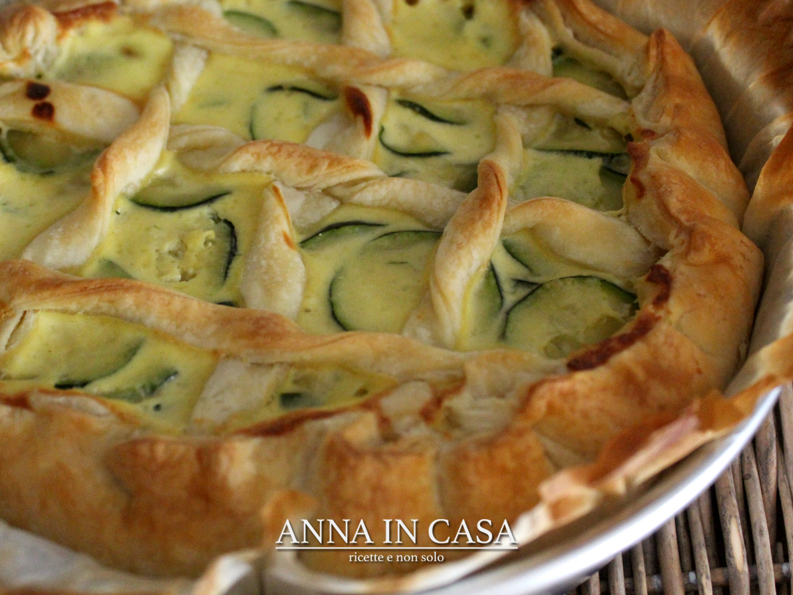 Torta due strati con porri, zucchine e curcuma