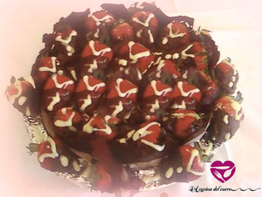 Torta esplosiva alla nutella con fragole ripiene di crema pasticcera