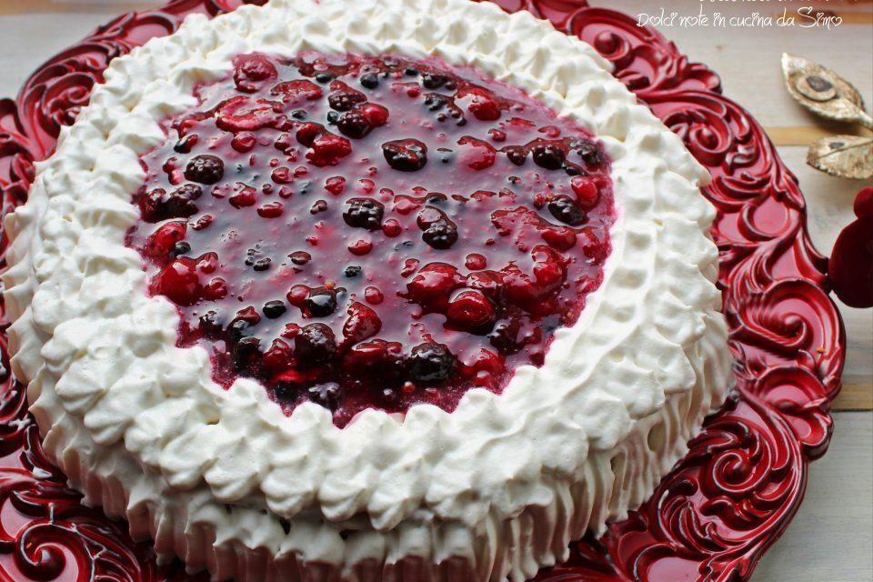 Torta farcita alla crema panna e frutti di bosco