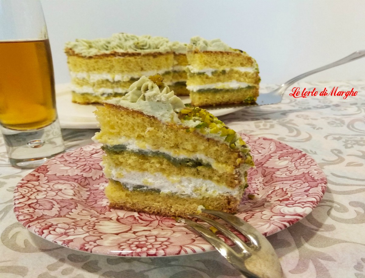 Torta farcita con crema di pistacchi