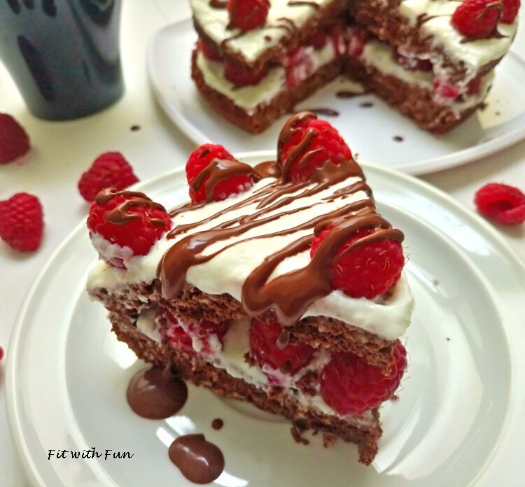 Torta fit e proteica al cacao ripiena di cocco e lamponi