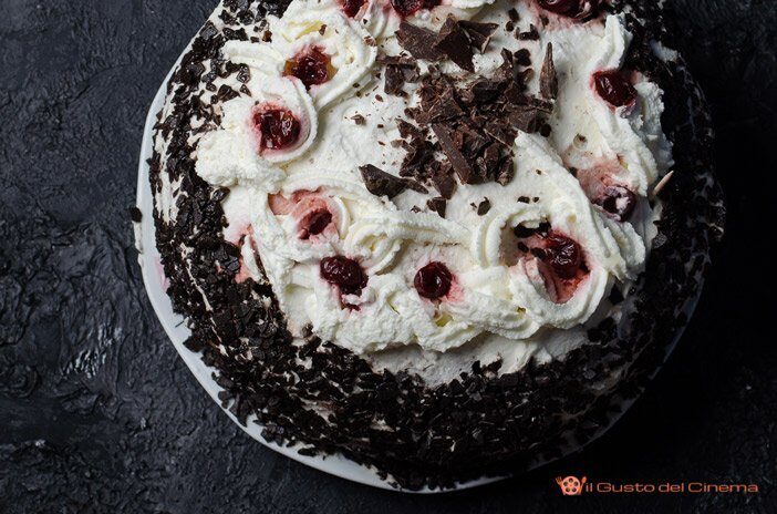 Torta foresta nera rivisitata con crema al latte e amarene sciroppate