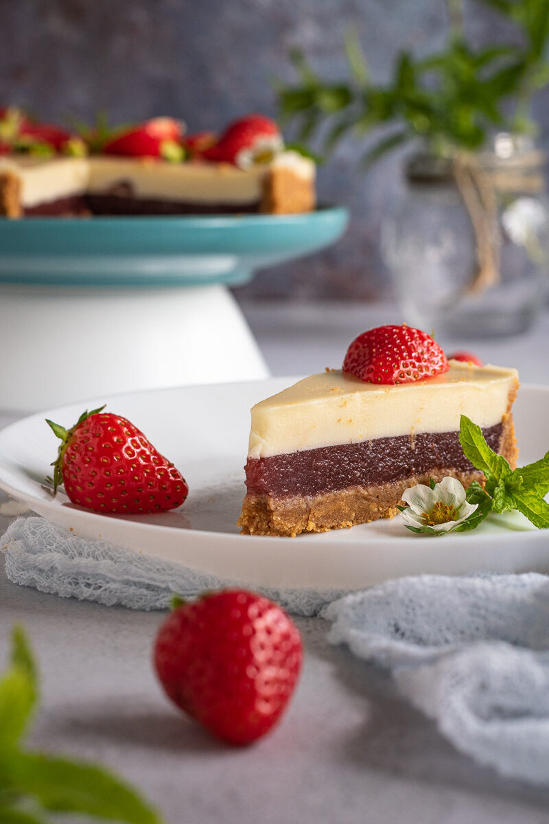 Torta fredda al cioccolato bianco e fragole