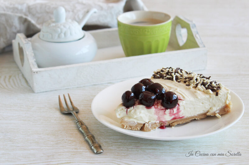 Torta fredda alle amarene e chantilly