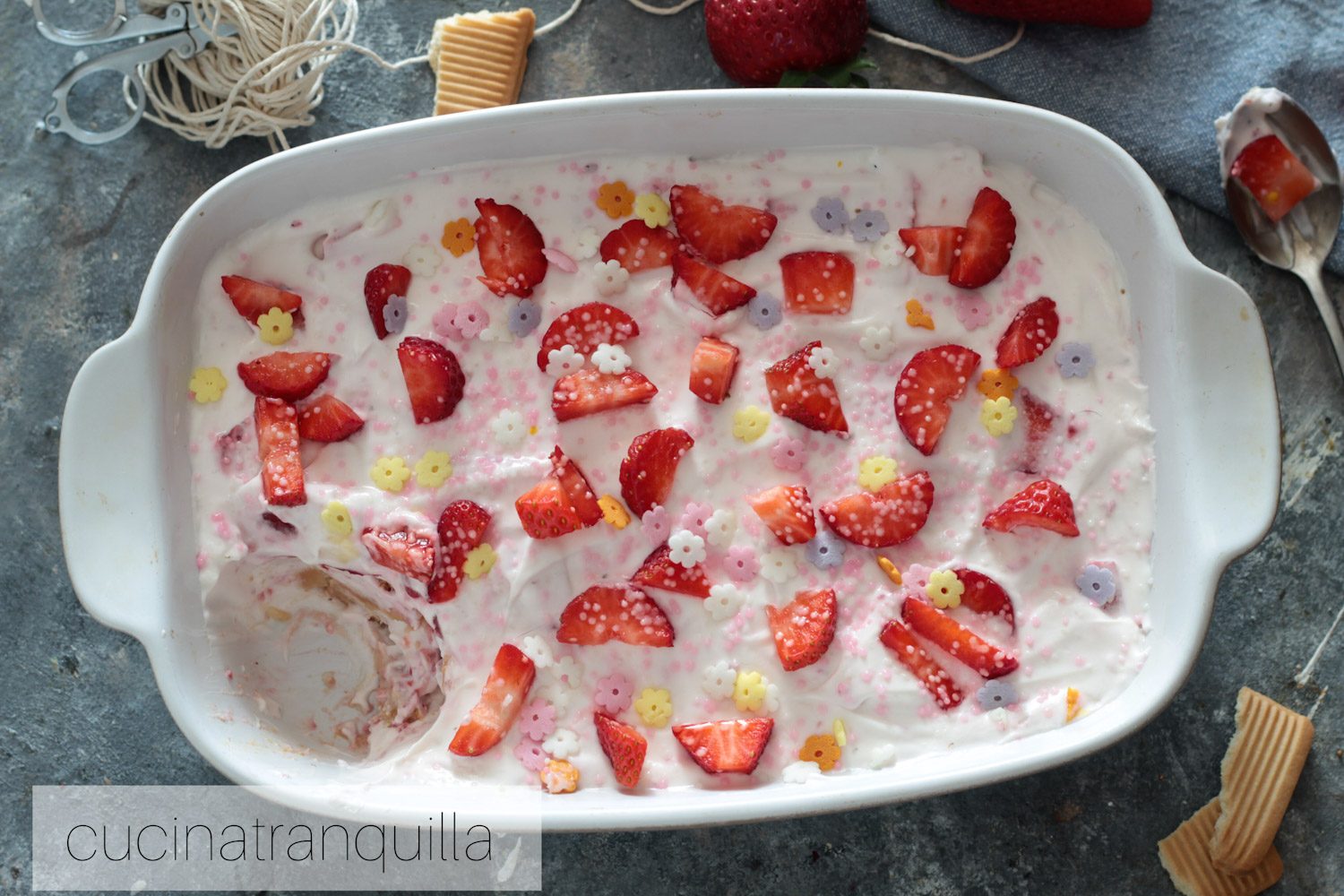Torta fredda alle fragole con mascarpone e panna