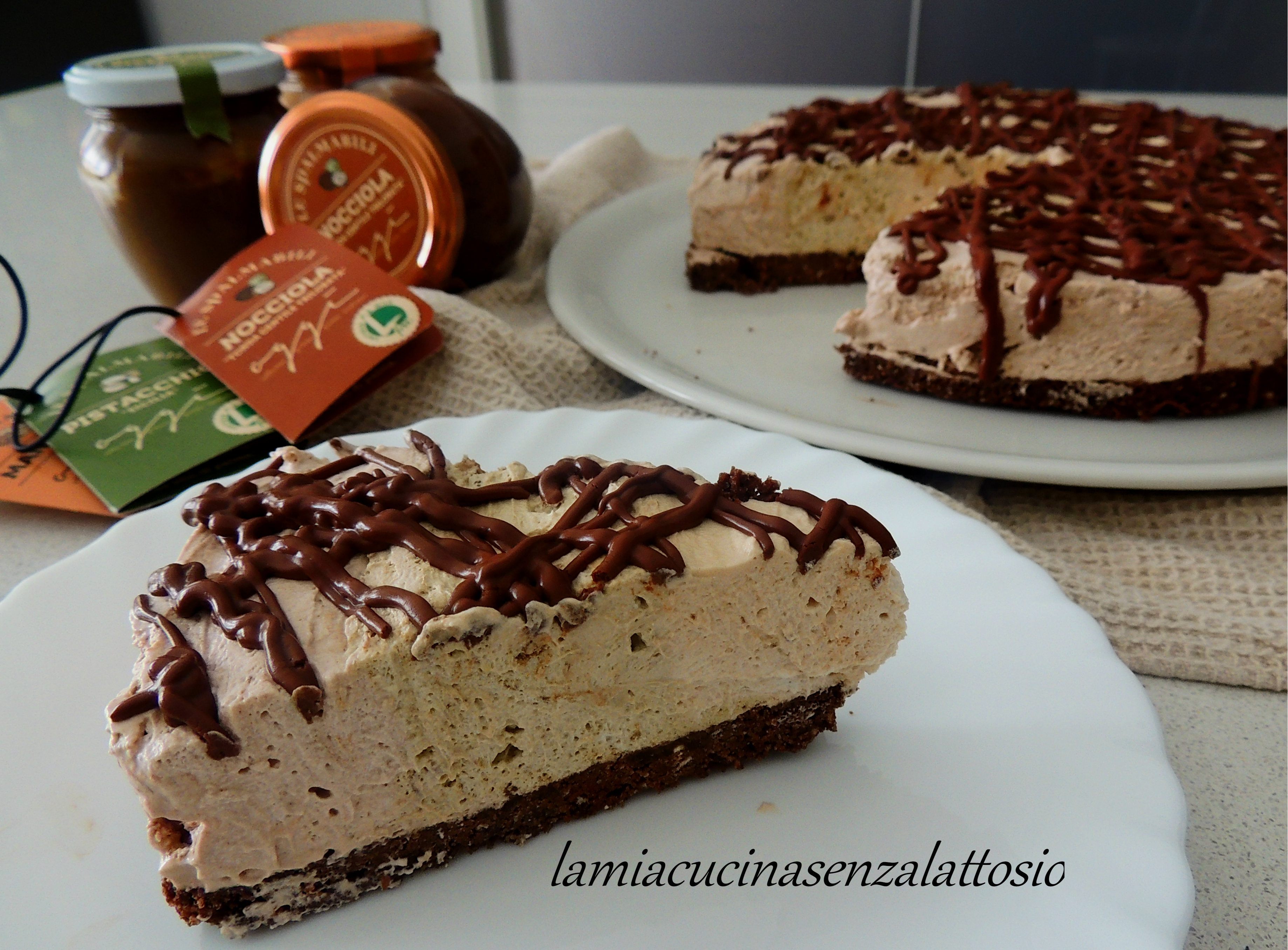 Torta fredda alle tre mousse di frutta secca – ricetta veloce senza lattosio