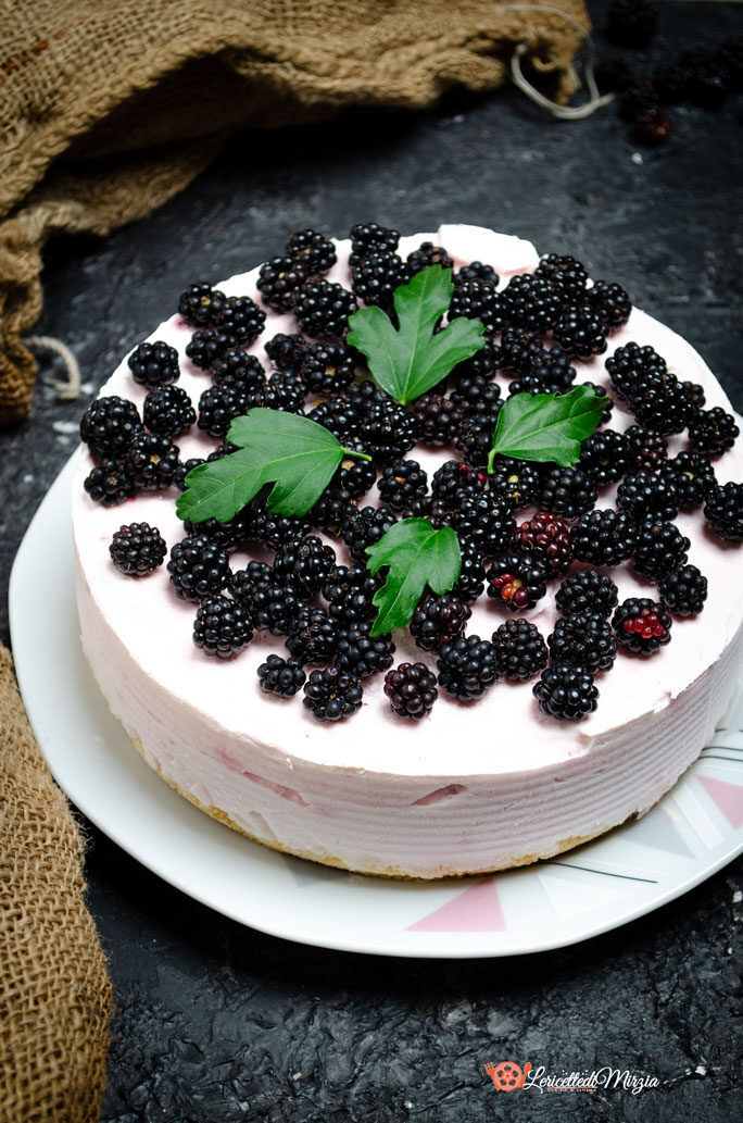 Torta fredda allo yogurt con more e lamponi