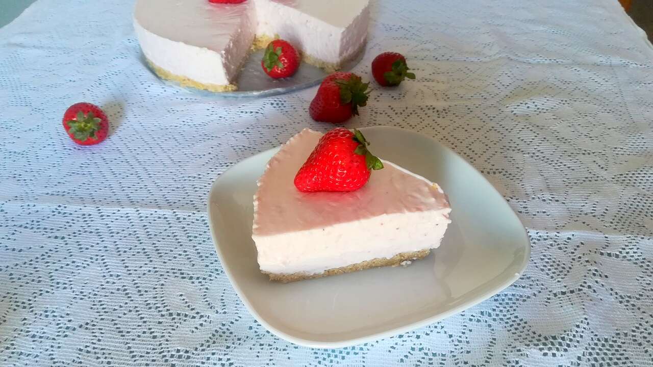 Torta fredda allo yogurt e fragole bimby, senza cottura
