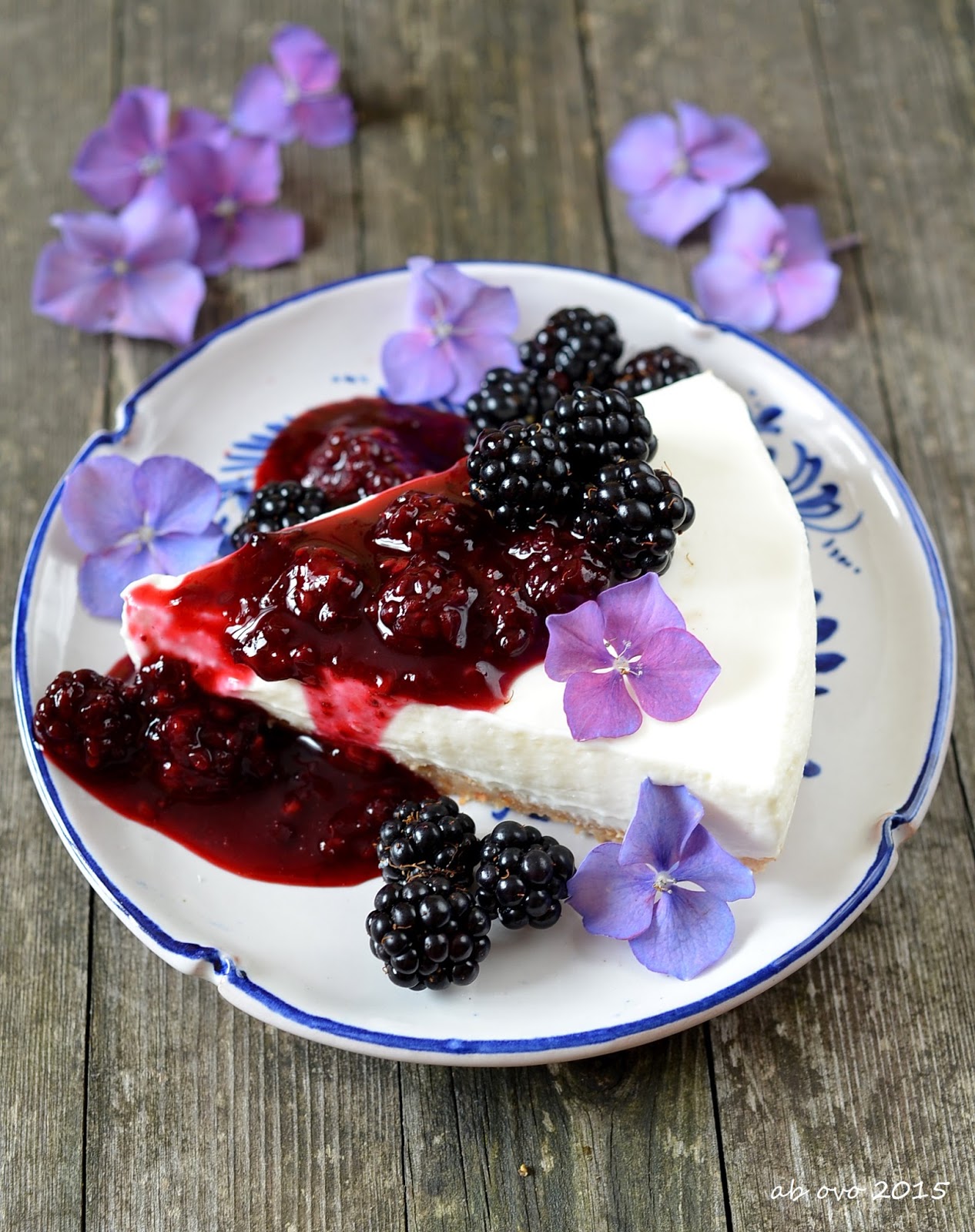 Torta fredda allo yogurt e more senza cottura
