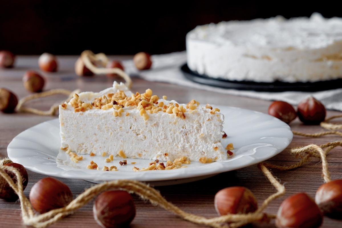 Torta fredda allo yogurt e nocciole