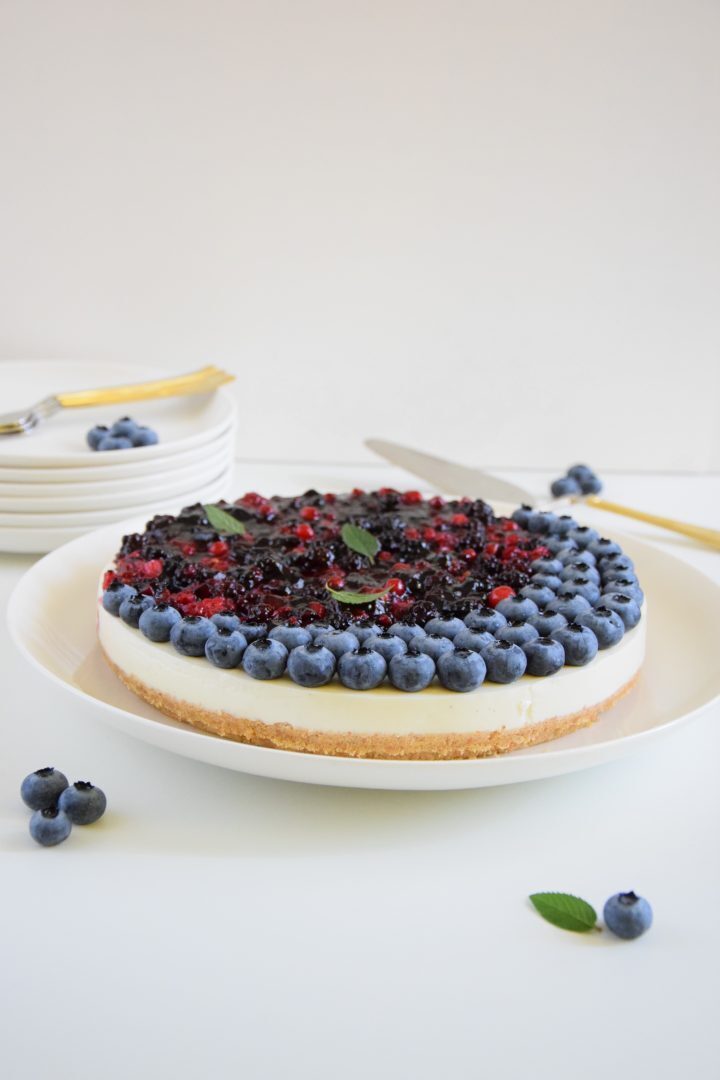 Torta fredda allo yogurt greco e frutti di bosco