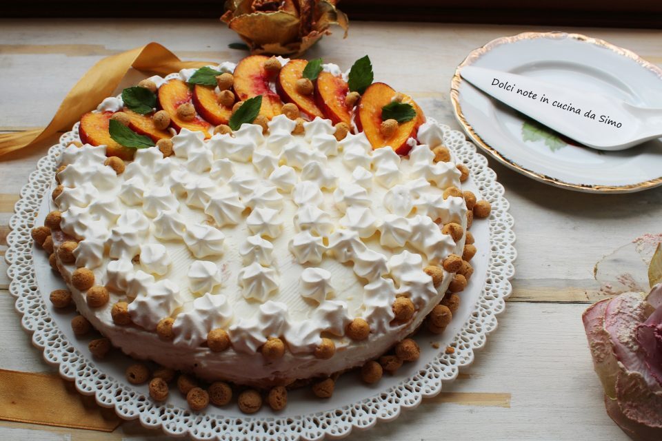Torta fredda con pesche e amaretti