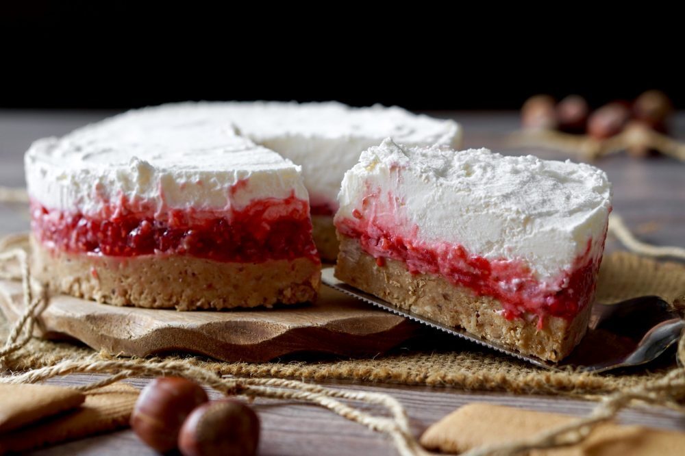 Torta fredda ricotta, cioccolato bianco e lamponi