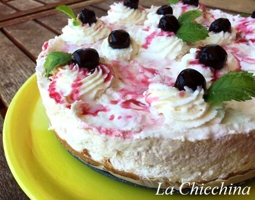 Torta gelato con amarene sciroppate