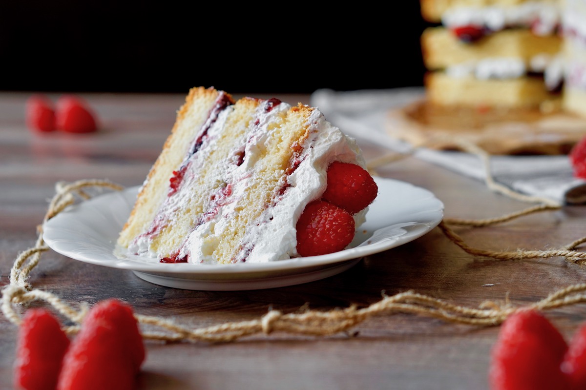 Torta golosa alla panna e frutti di bosco