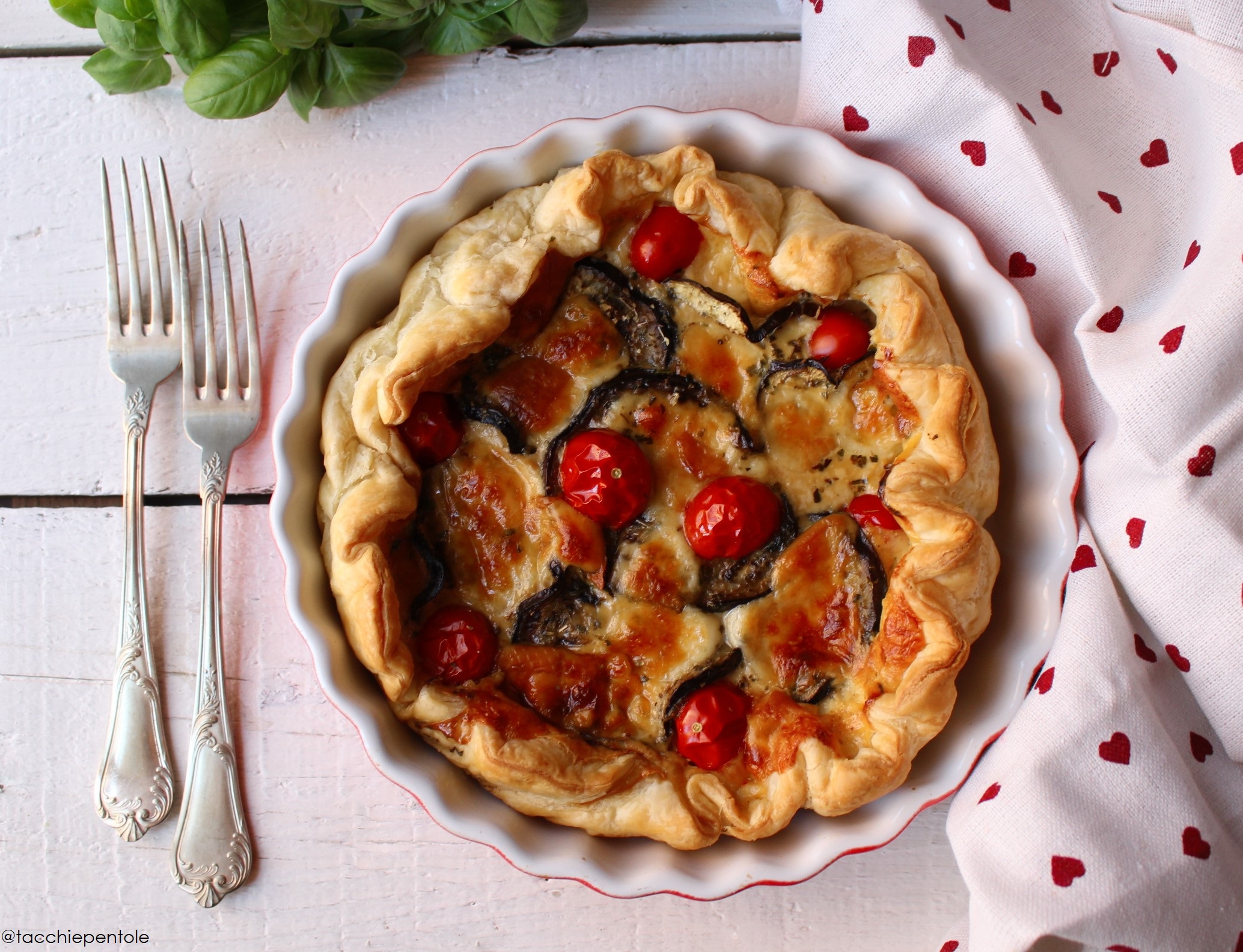 Torta in sfoglia con melanzane grigliate e scamorza