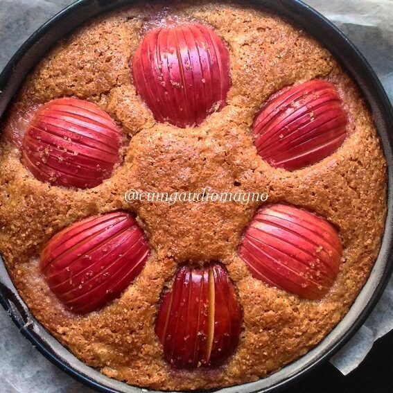 Torta integrale di mele con yogurt e nocciole