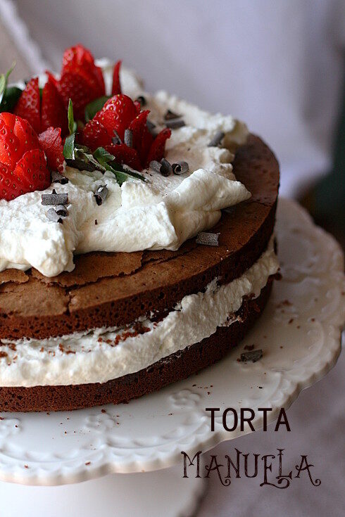 Torta manuela con fragole e panna per le donne della mia vita