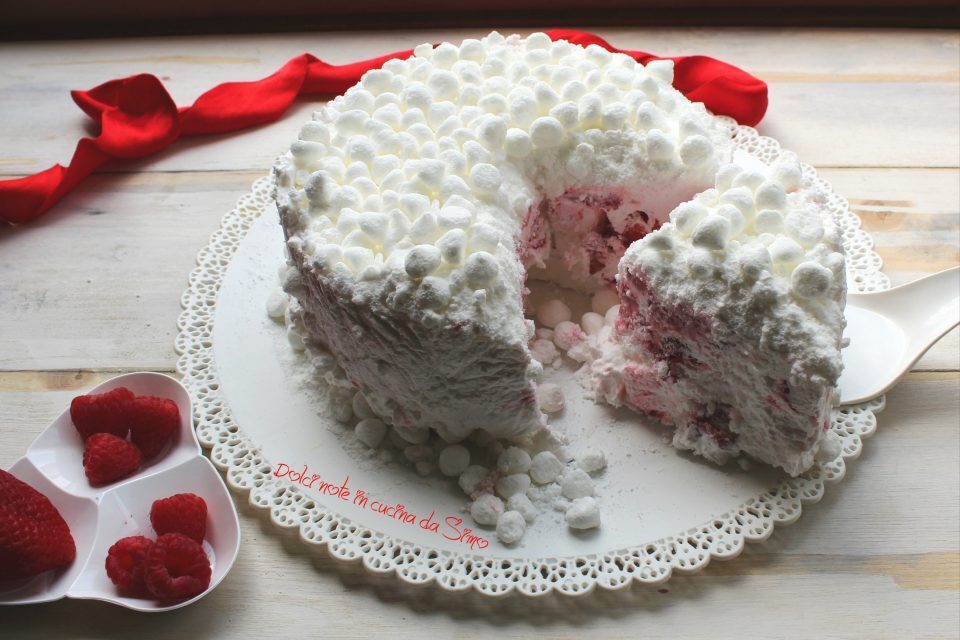 Torta meringa con fragole e lamponi