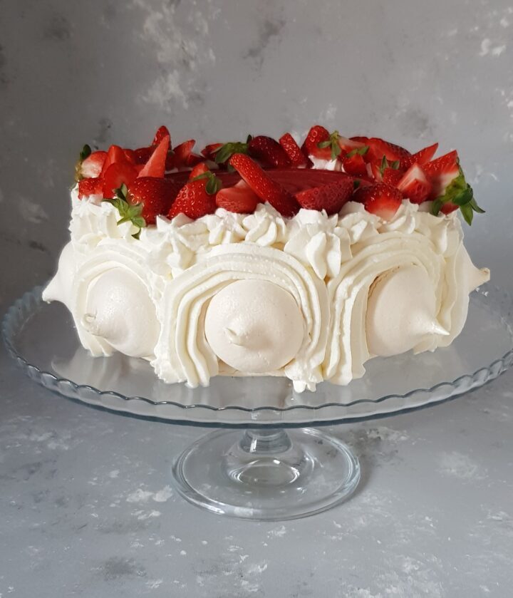 Torta meringa e fragole con chantilly al prosecco