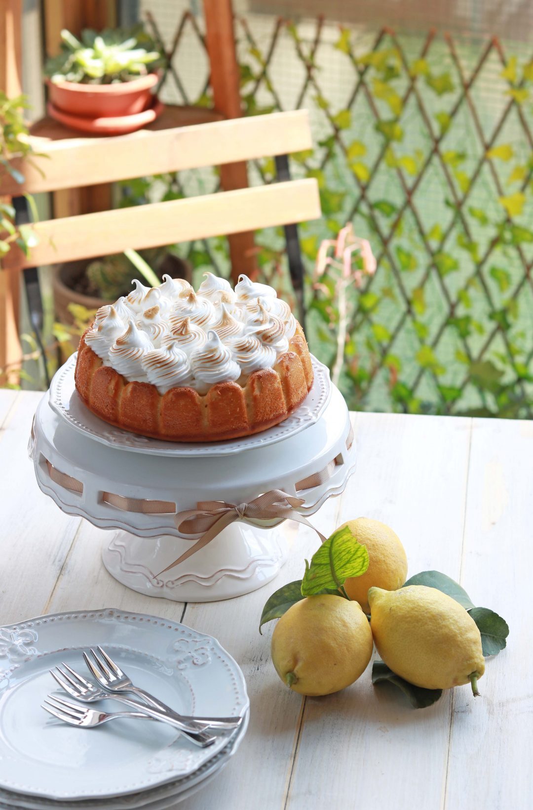 Torta meringata al limone con crema di yogurt greco