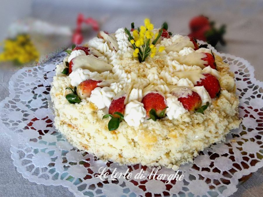 Torta mimosa al cioccolato e fragole