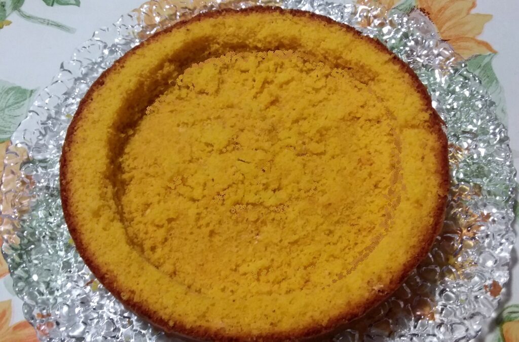 Torta mimosa alla crema di mascarpone meringato e pesche sciroppate