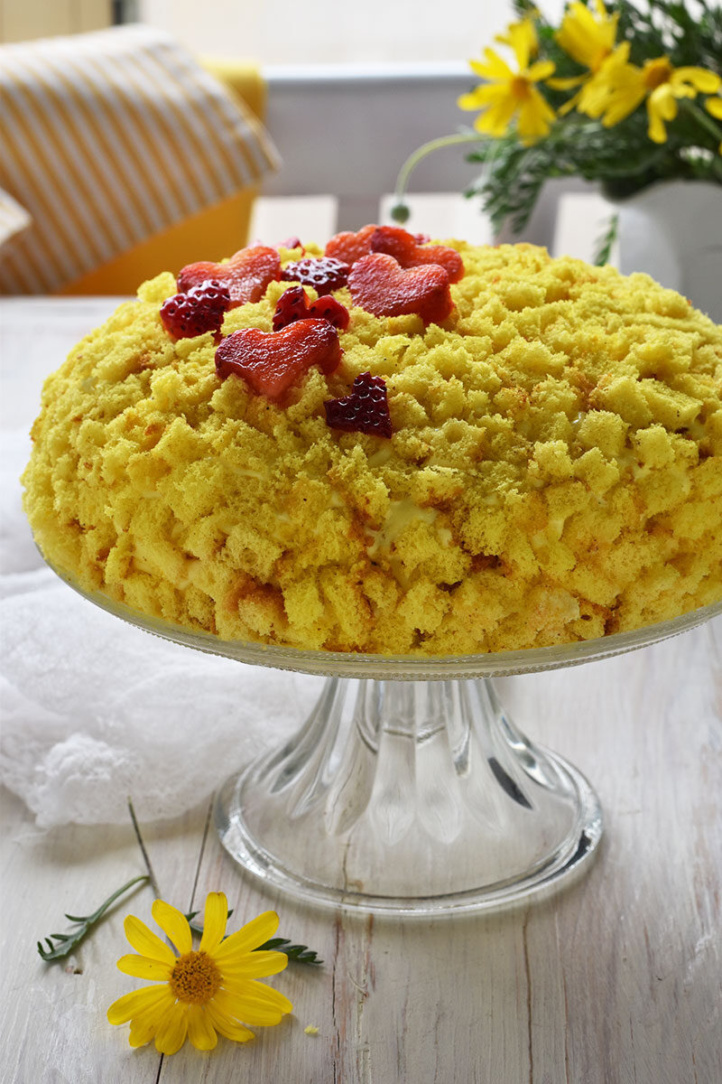 Torta mimosa con crema diplomatica e fragole