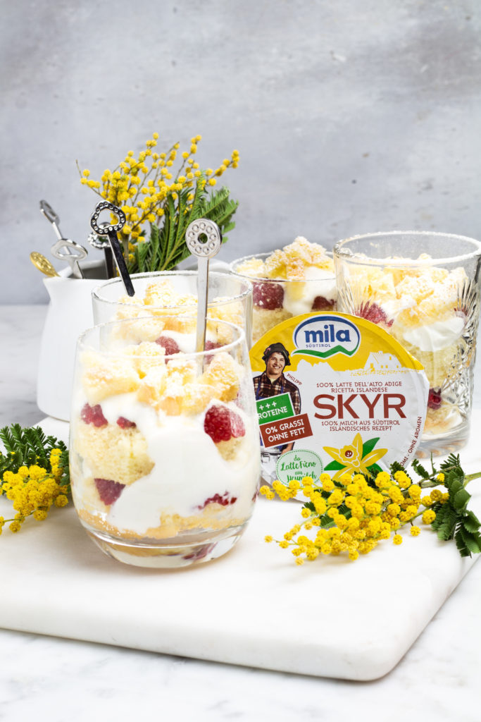 Torta mimosa in bicchere con lamponi e skyr