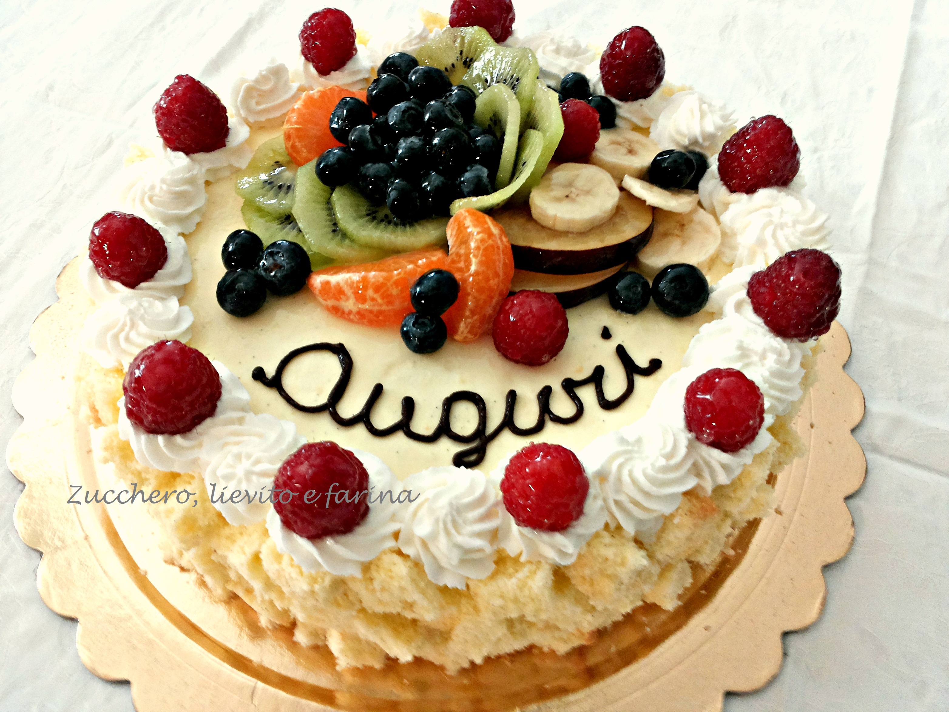 Torta mimosa vestita di frutta