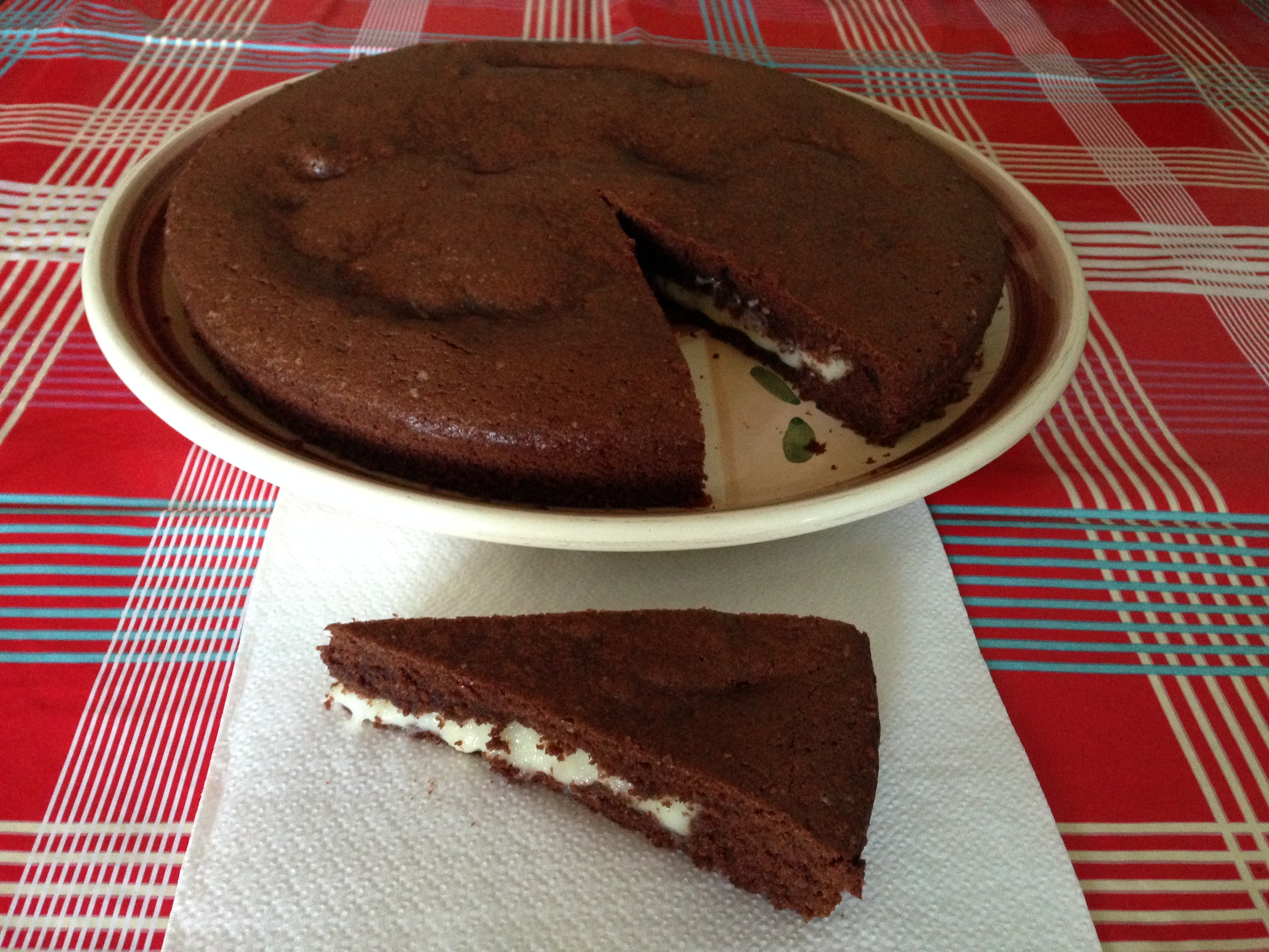 Torta morbida al cioccolato con crema al latte