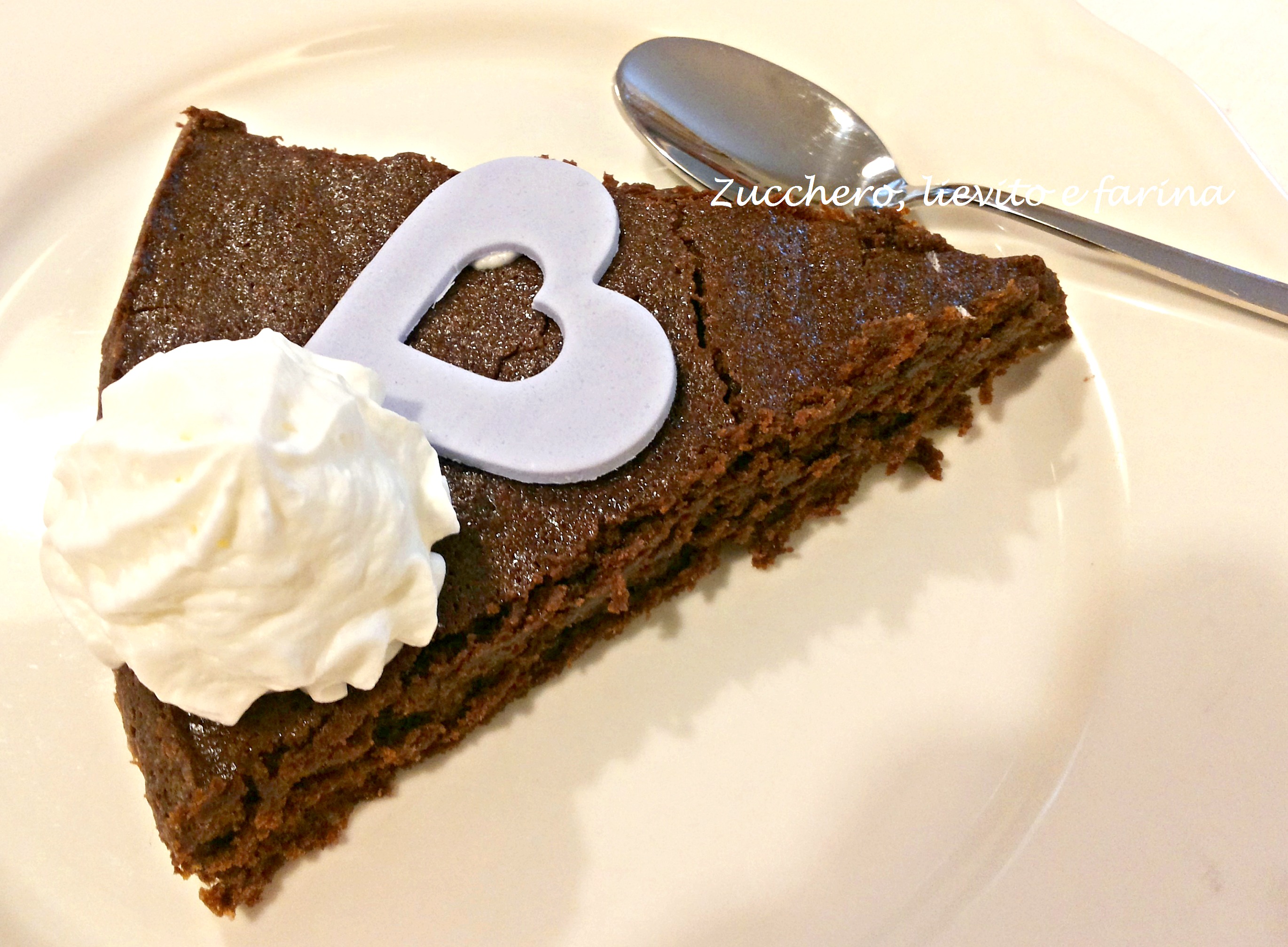 Torta morbida al cioccolato (senza zucchero e senza glutine)