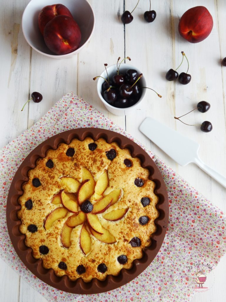Torta morbida alle mandorle, pesche e ciliege